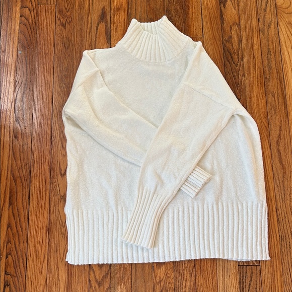 Eddie Bauer Sweaters - Eddie Bauer Women's oversized  Sweater - White